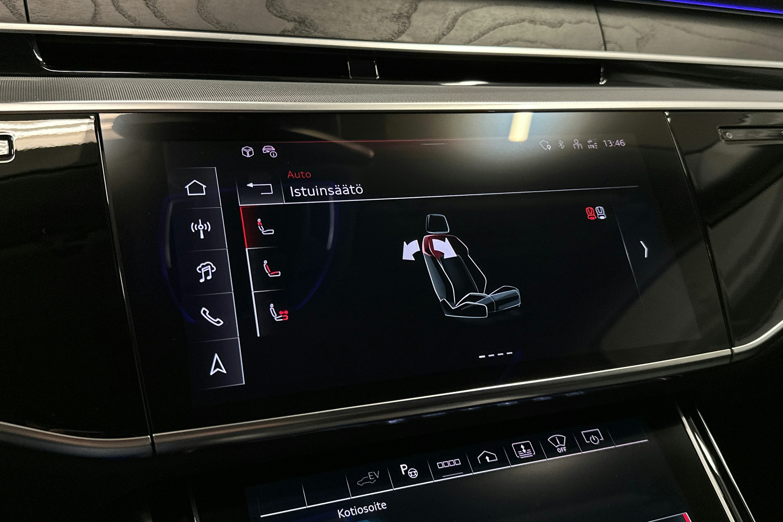 sininen Audi A8 2024 kuva 25.