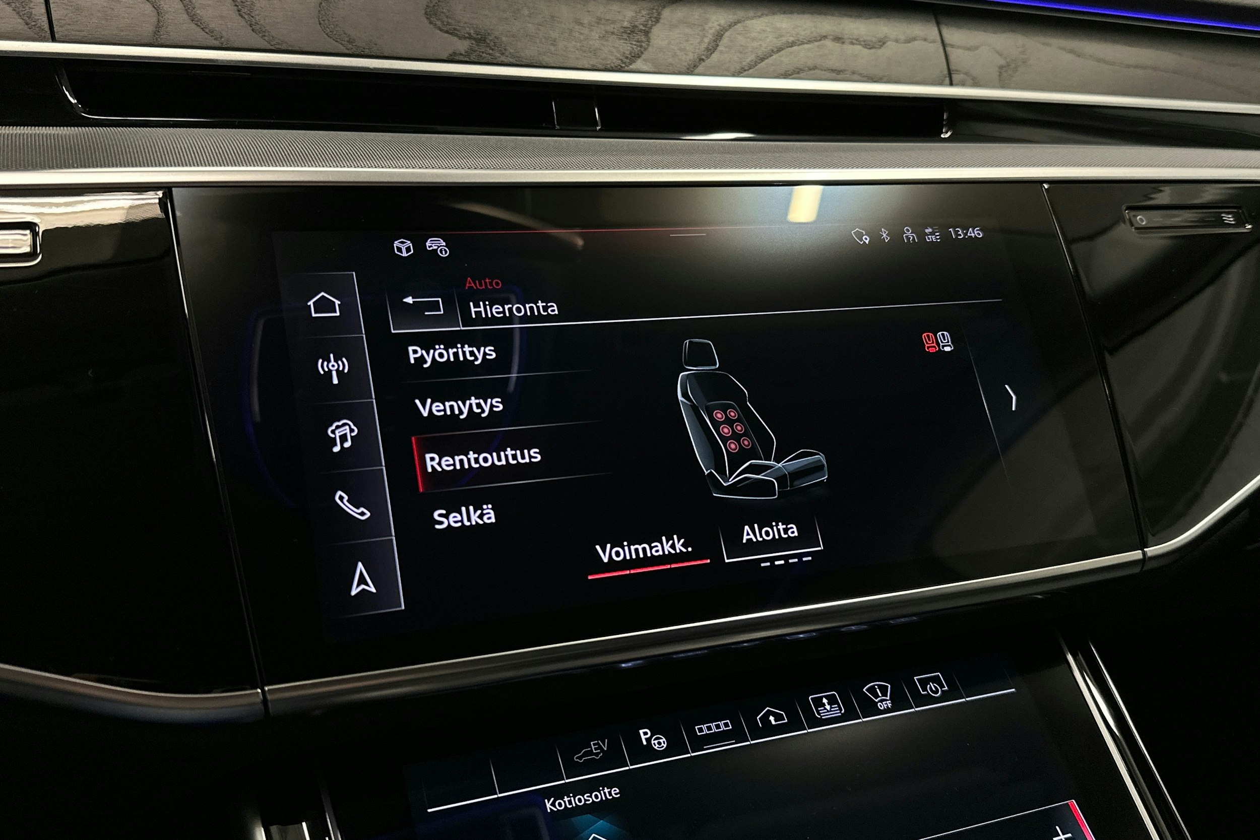 sininen Audi A8 2024 kuva 26.