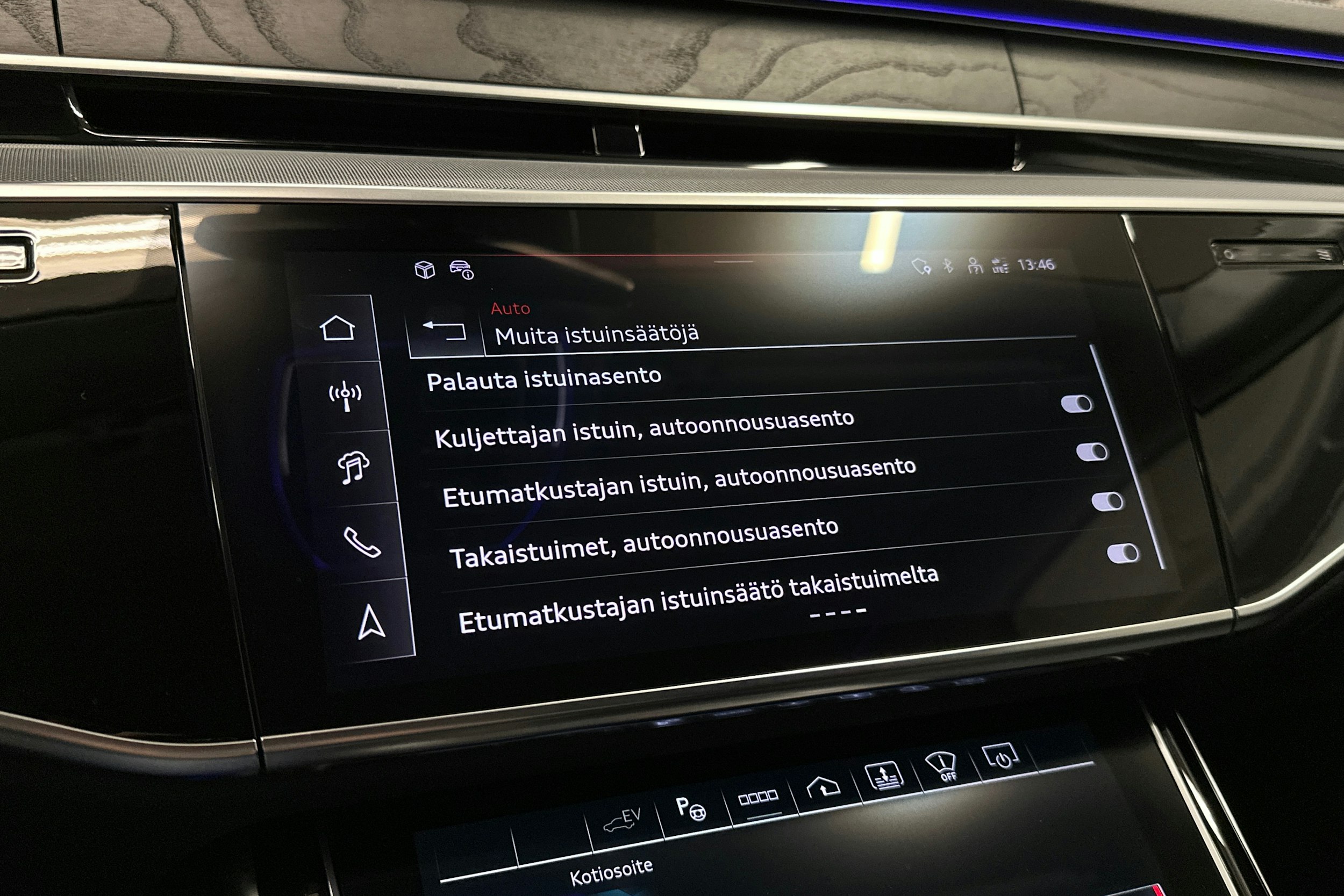 sininen Audi A8 2024 kuva 27.