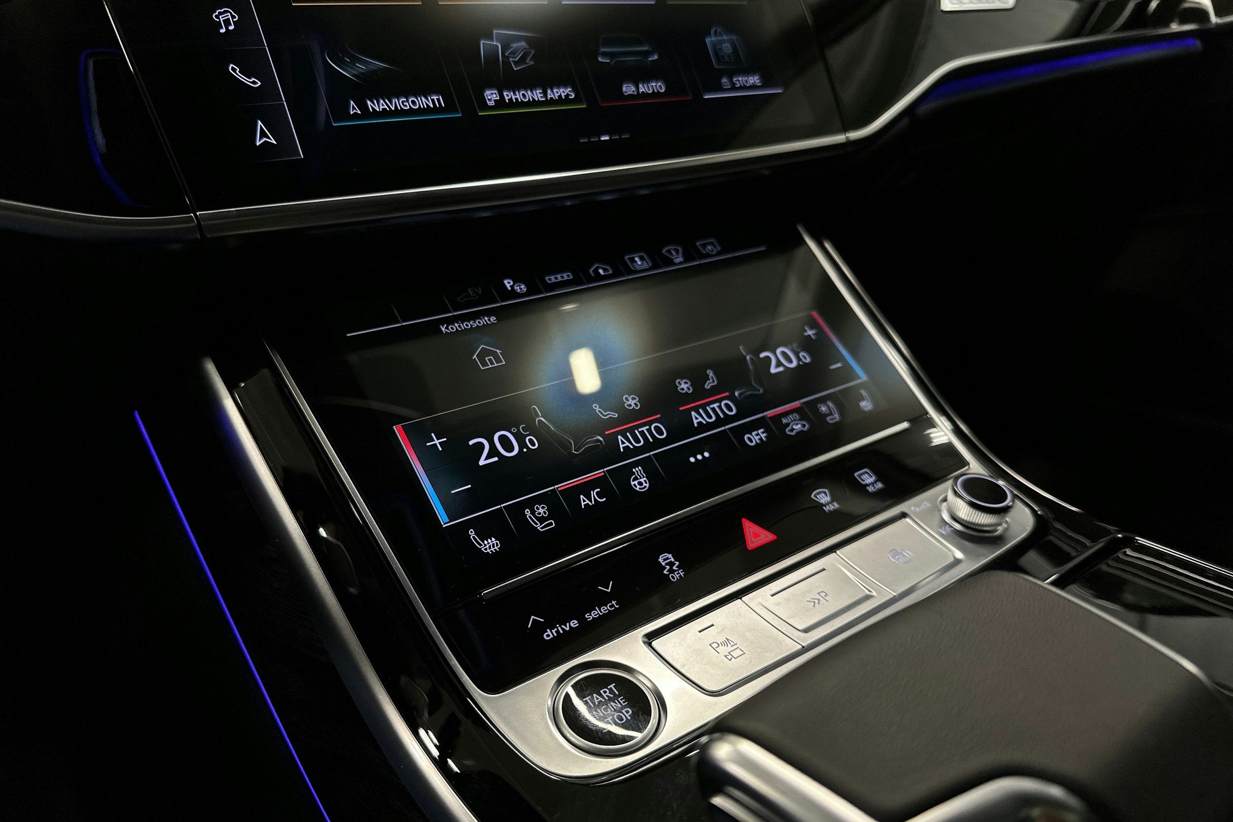 sininen Audi A8 2024 kuva 28.