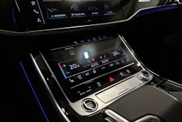 sininen Audi A8 2024 kuva 28.