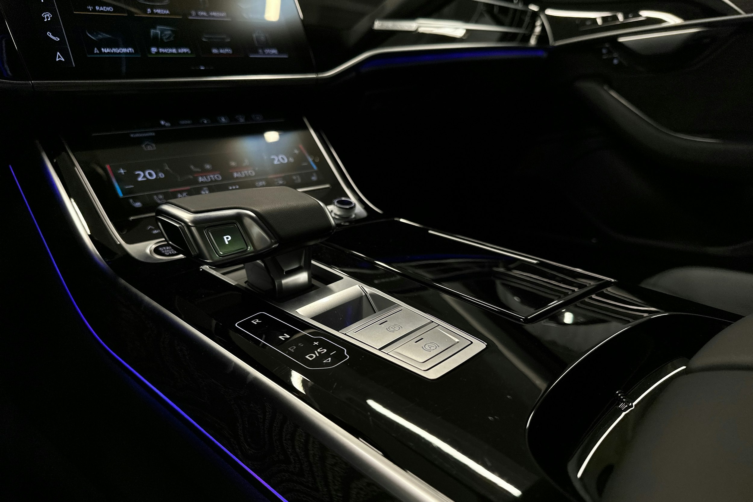 sininen Audi A8 2024 kuva 29.