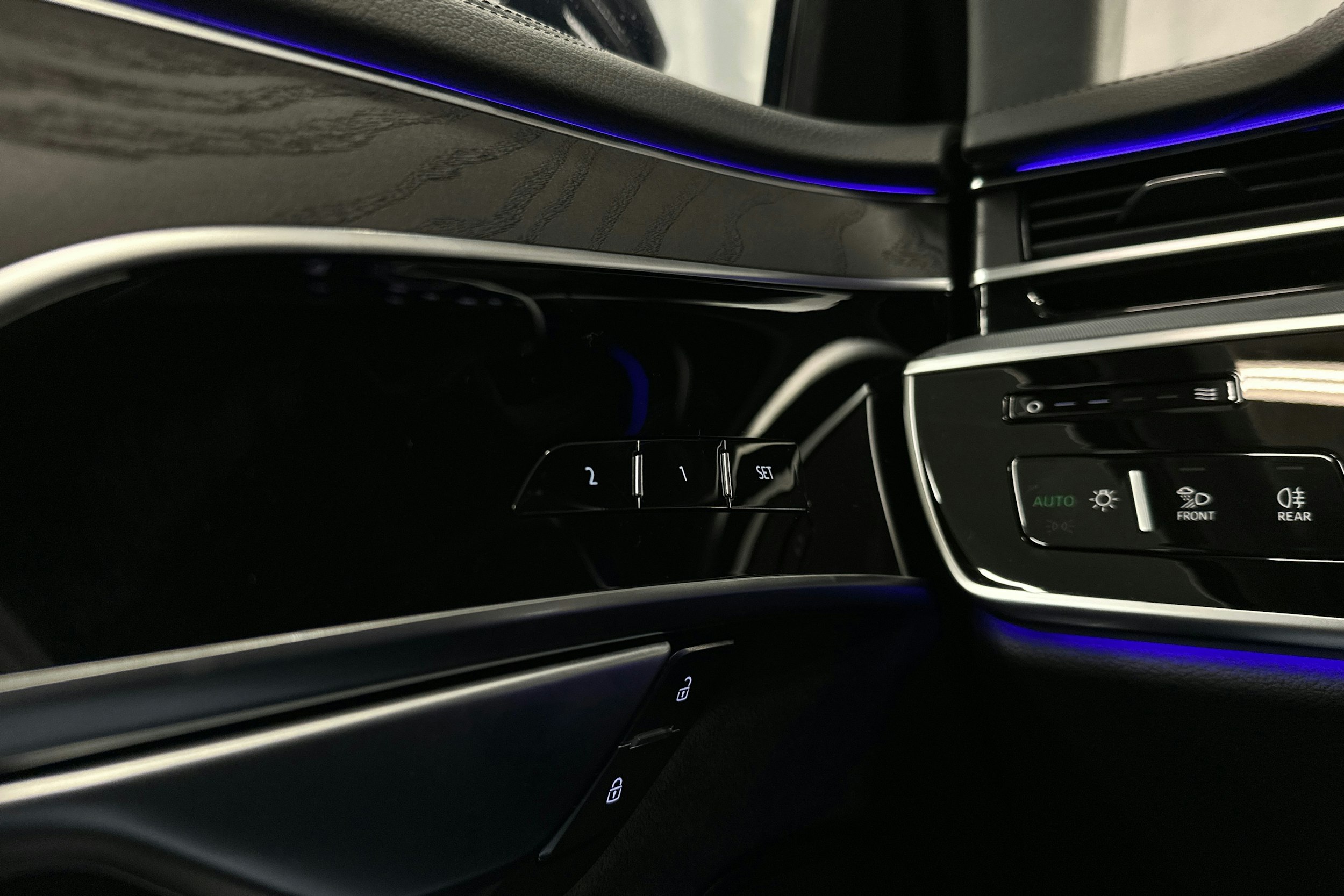 sininen Audi A8 2024 kuva 30.