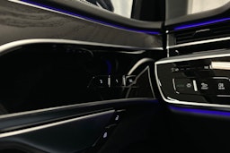 sininen Audi A8 2024 kuva 30.