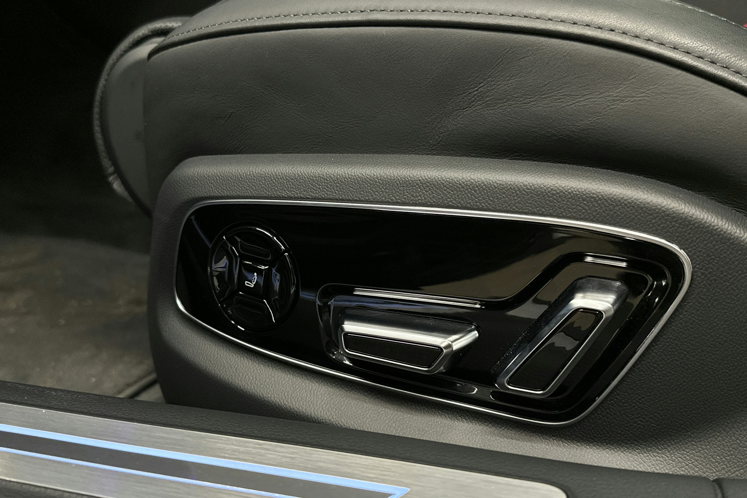 sininen Audi A8 2024 kuva 32.