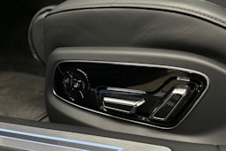 sininen Audi A8 2024 kuva 32.