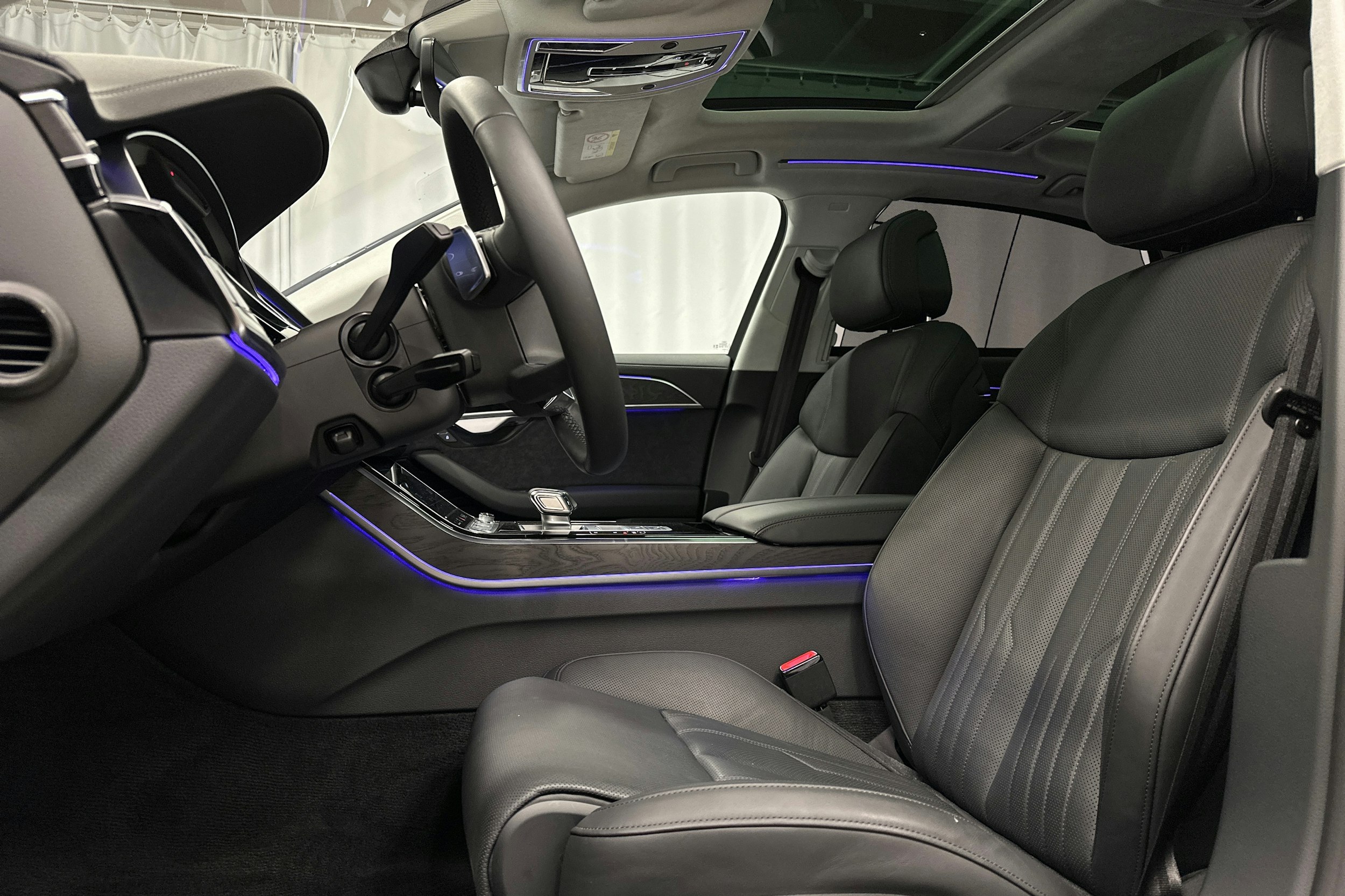 sininen Audi A8 2024 kuva 33.