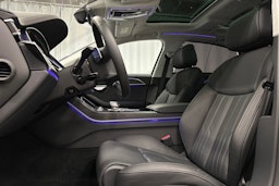 sininen Audi A8 2024 kuva 33.