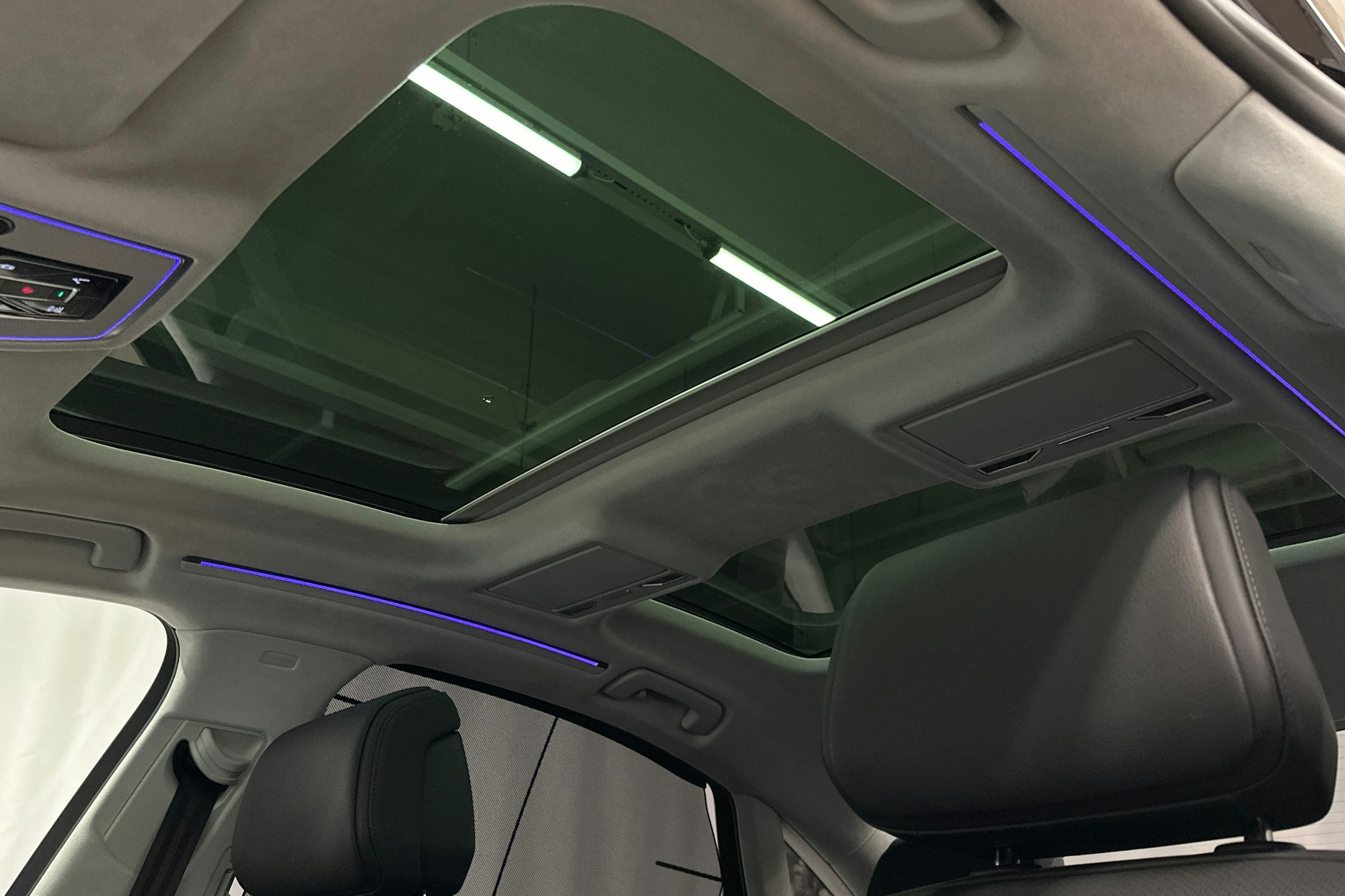 sininen Audi A8 2024 kuva 34.