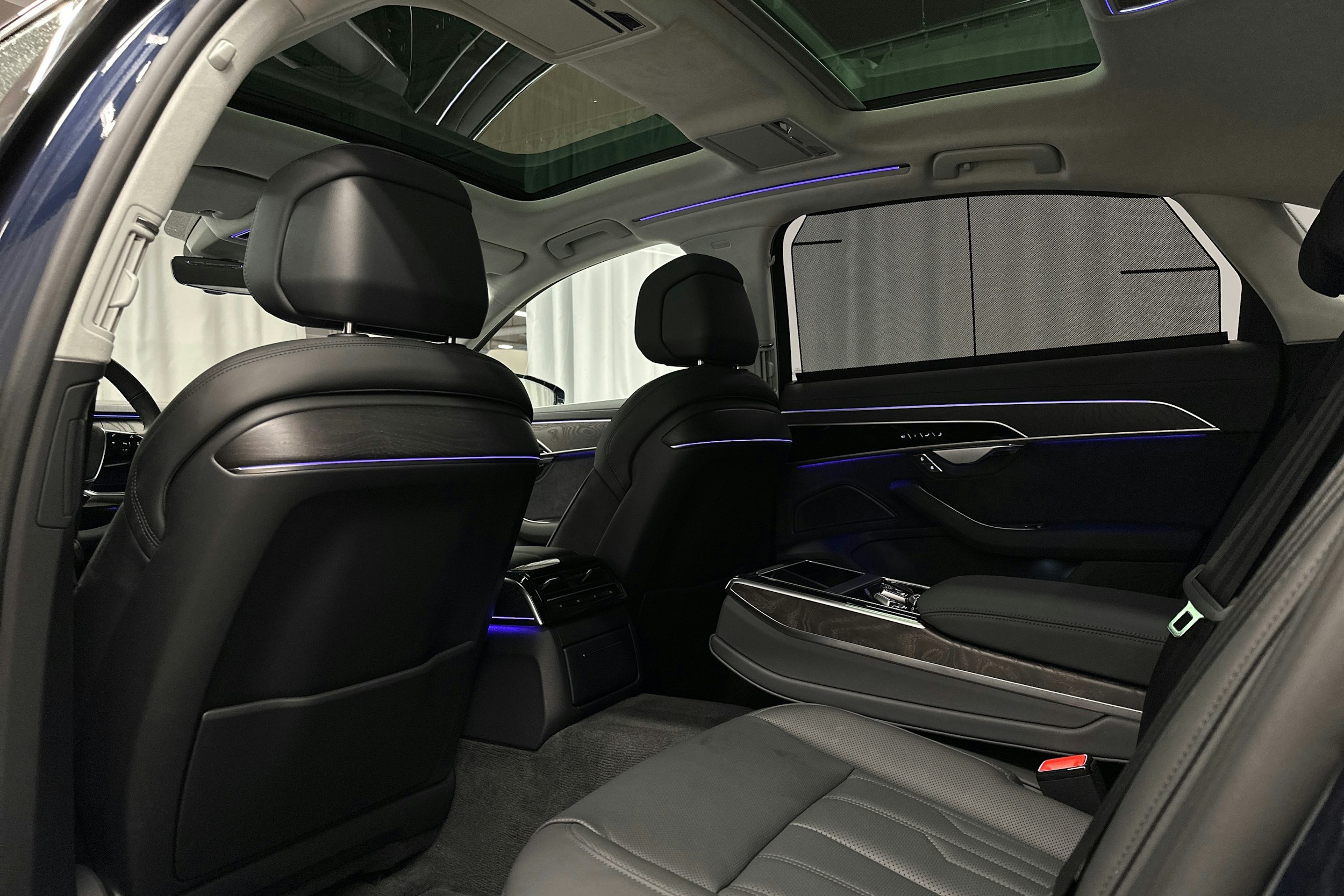 sininen Audi A8 2024 kuva 35.