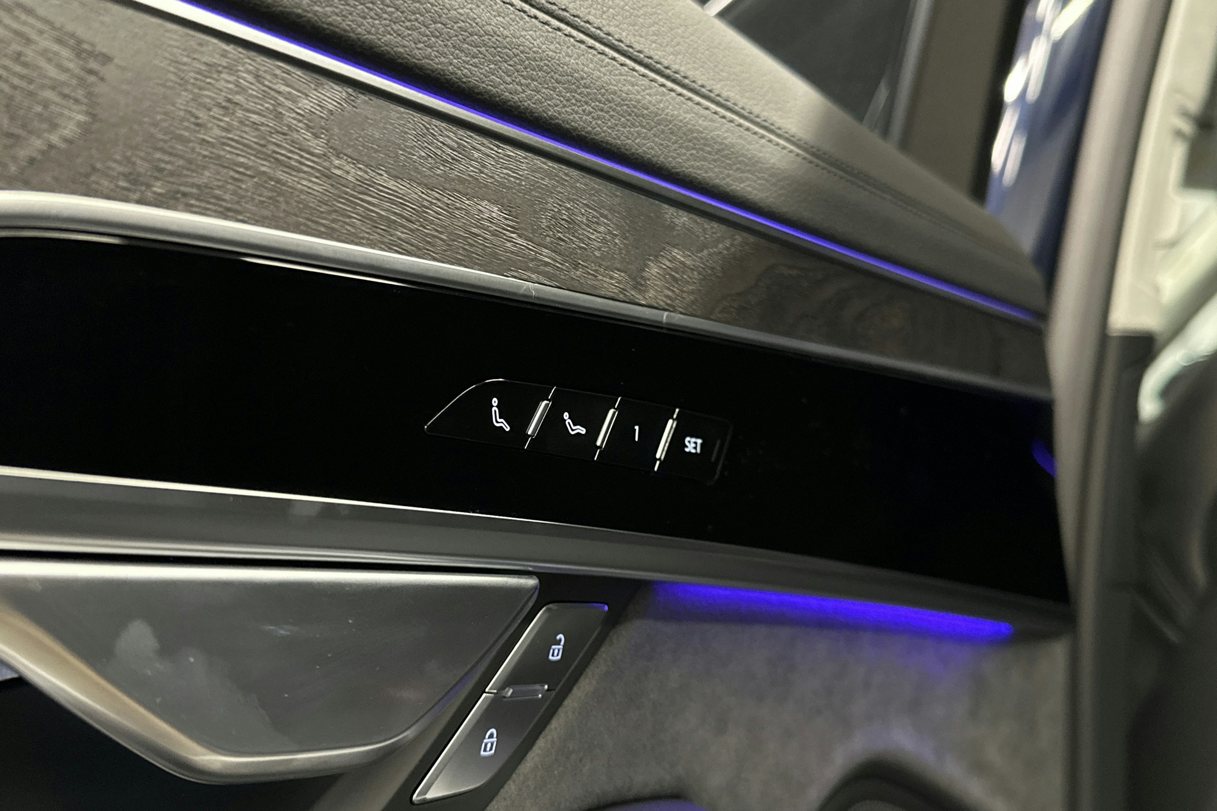 sininen Audi A8 2024 kuva 36.