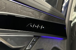 sininen Audi A8 2024 kuva 36.