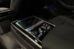 sininen Audi A8 2024 kuva 37.