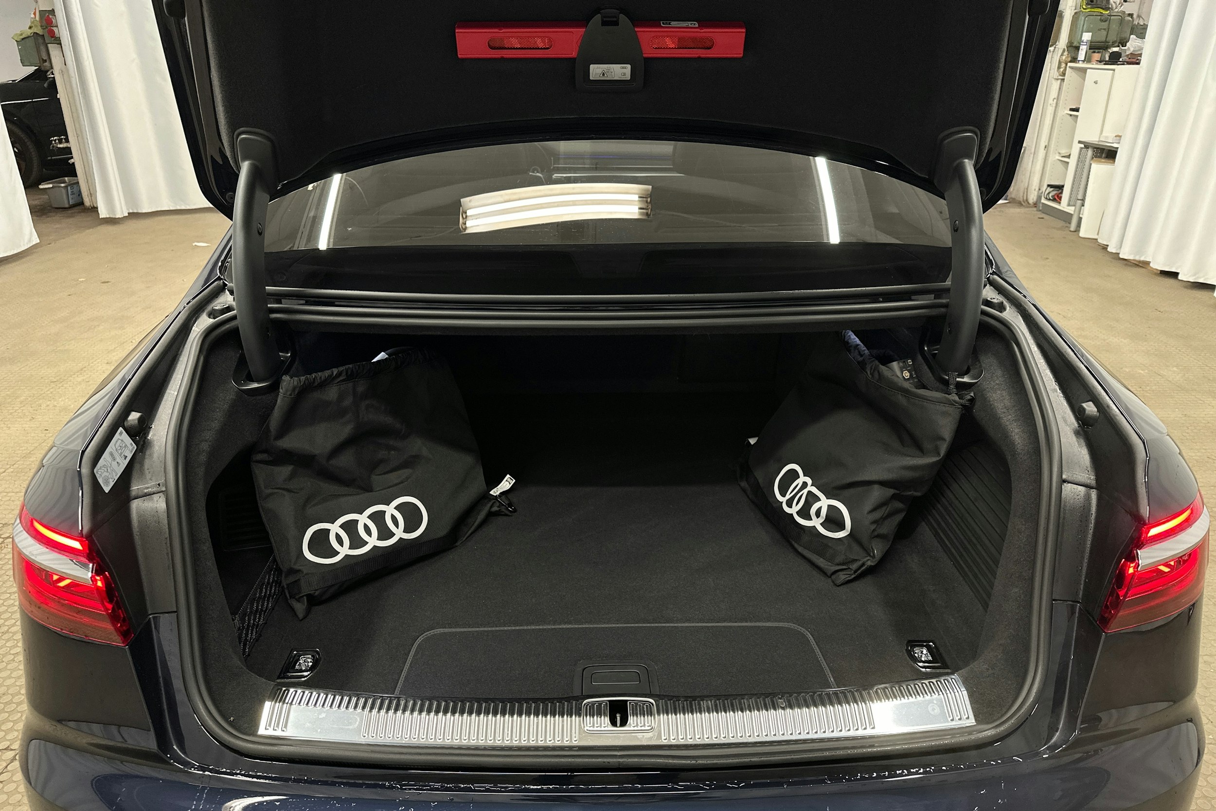 sininen Audi A8 2024 kuva 38.