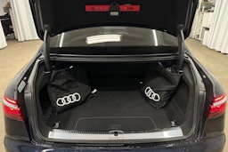 sininen Audi A8 2024 kuva 38.