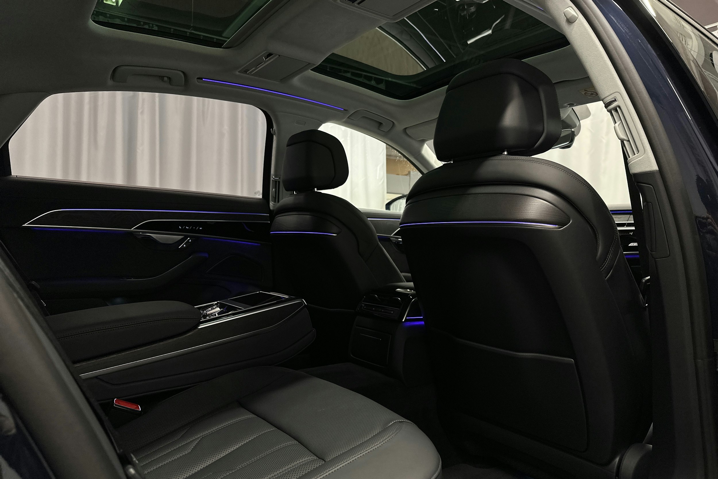 sininen Audi A8 2024 kuva 40.