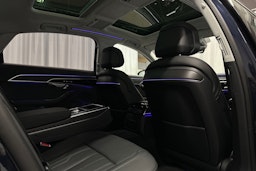 sininen Audi A8 2024 kuva 40.