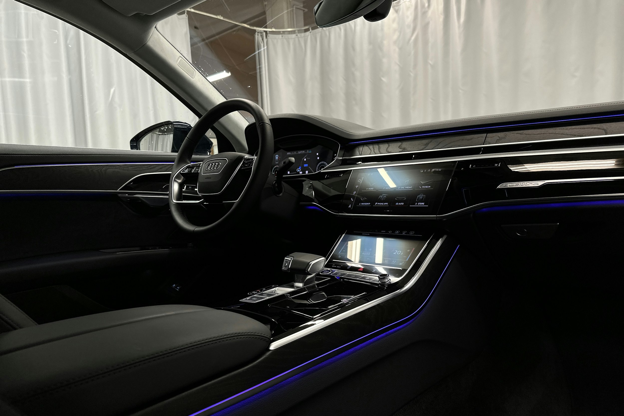 sininen Audi A8 2024 kuva 41.