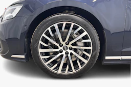 sininen Audi A8 2025 kuva 9.