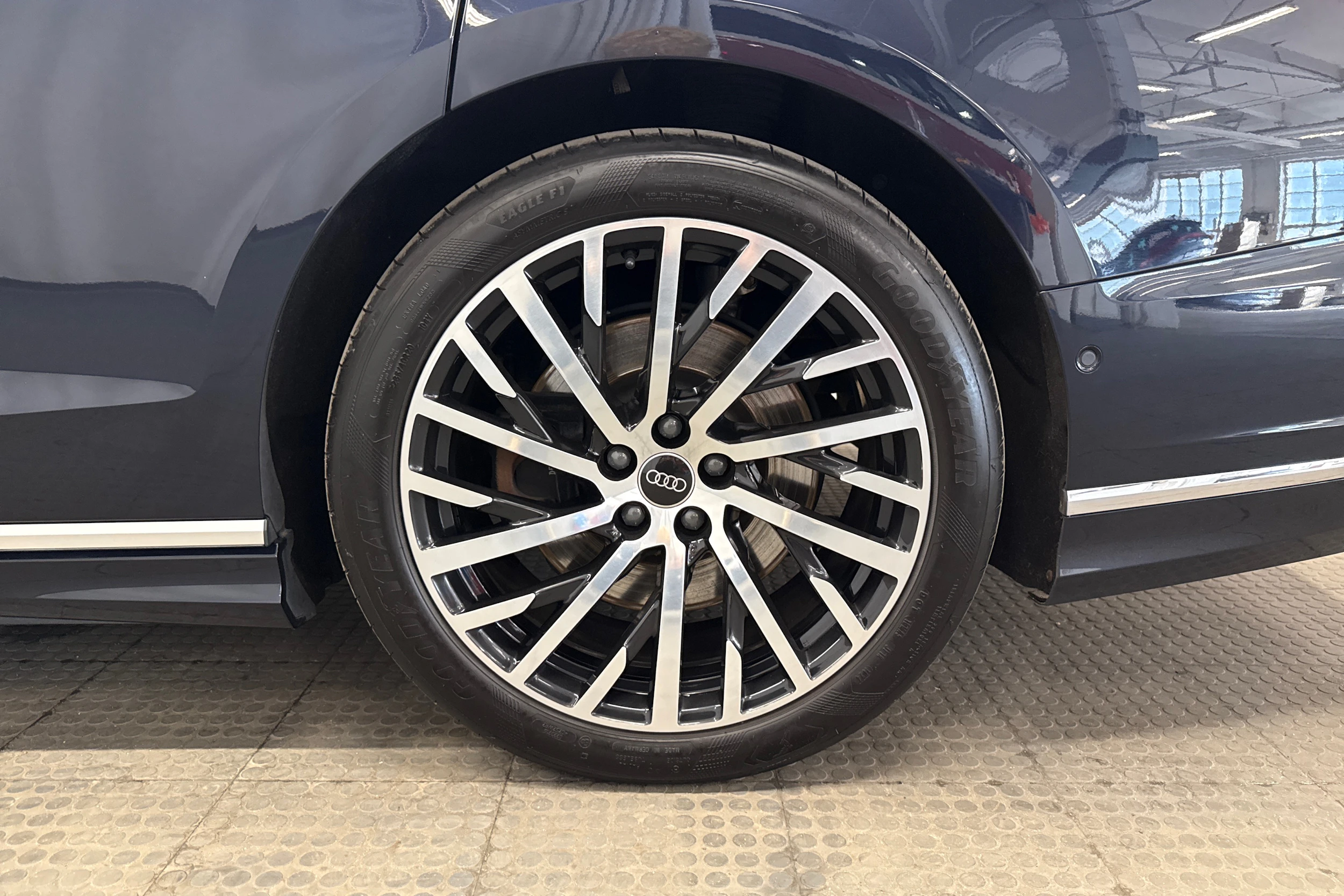 sininen Audi A8 2025 kuva 10.