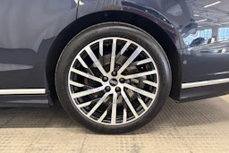 sininen Audi A8 2025 kuva 10.