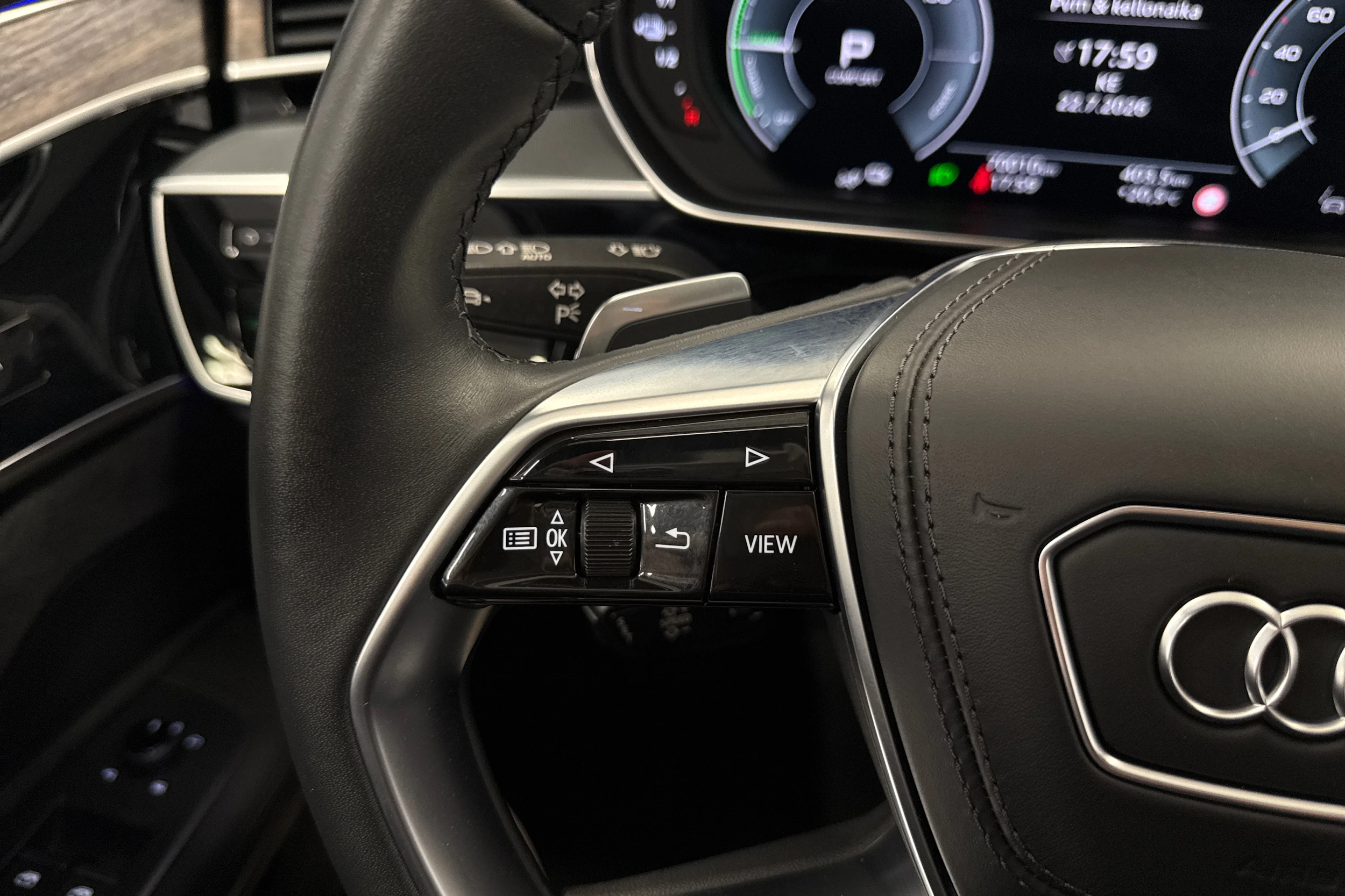 sininen Audi A8 2025 kuva 11.