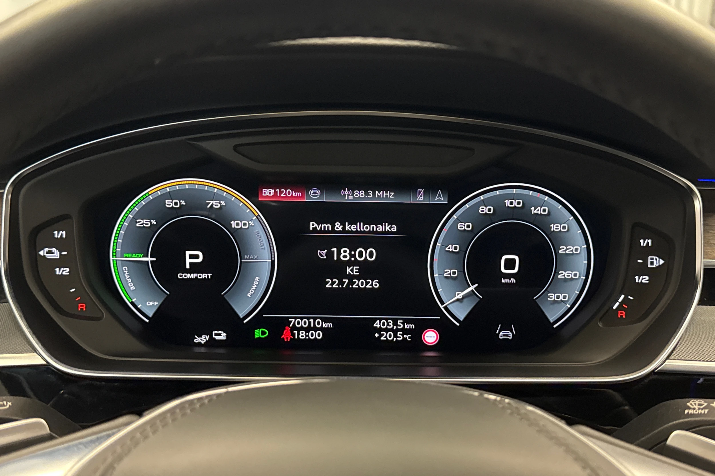 sininen Audi A8 2025 kuva 14.