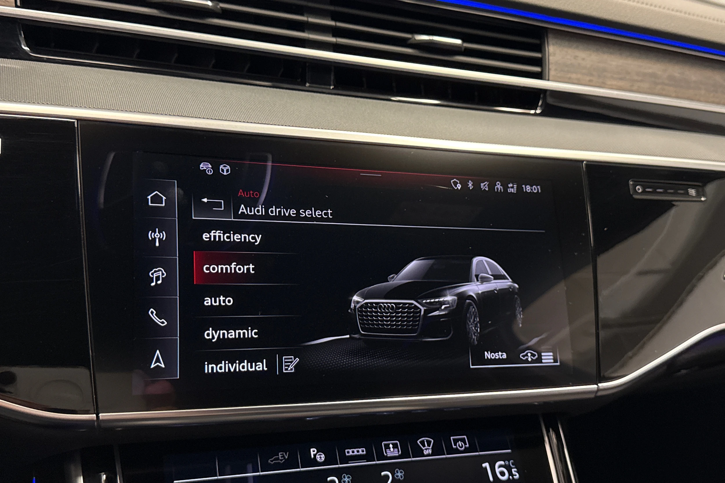 sininen Audi A8 2025 kuva 21.