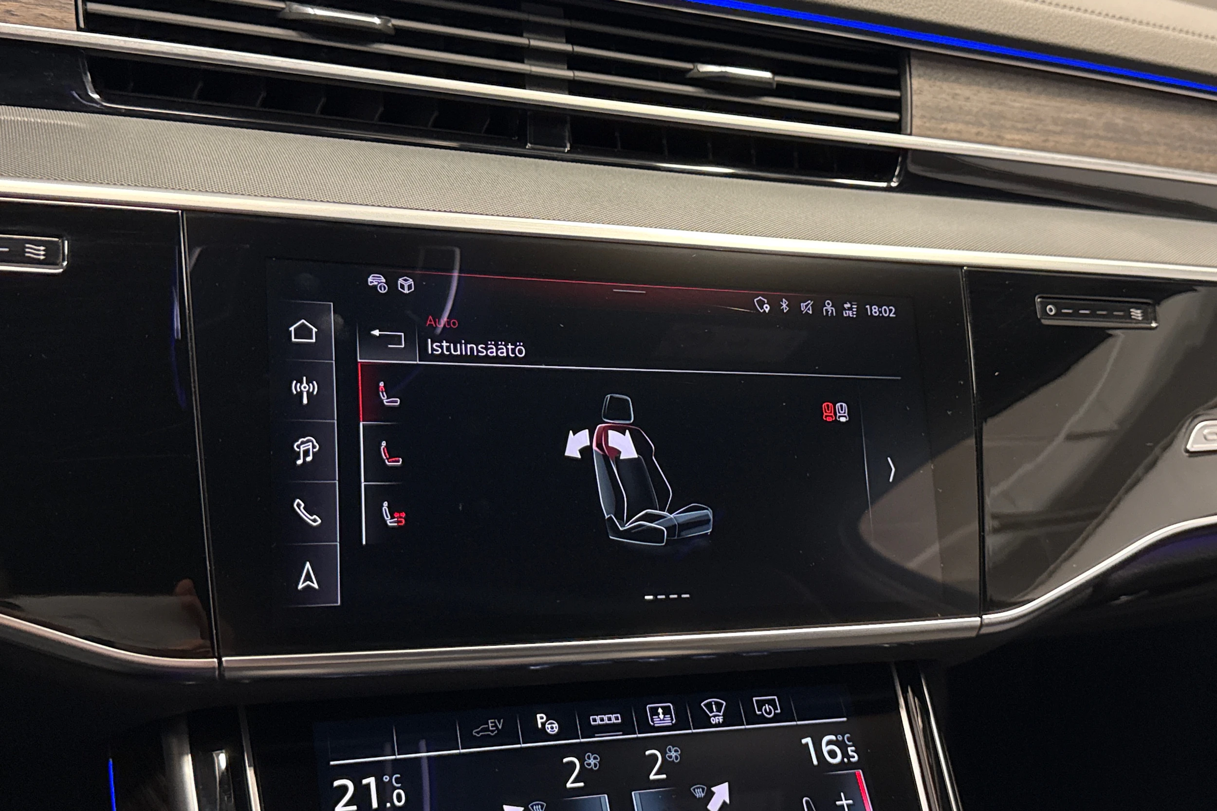 sininen Audi A8 2025 kuva 22.