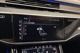 sininen Audi A8 2025 kuva 22.