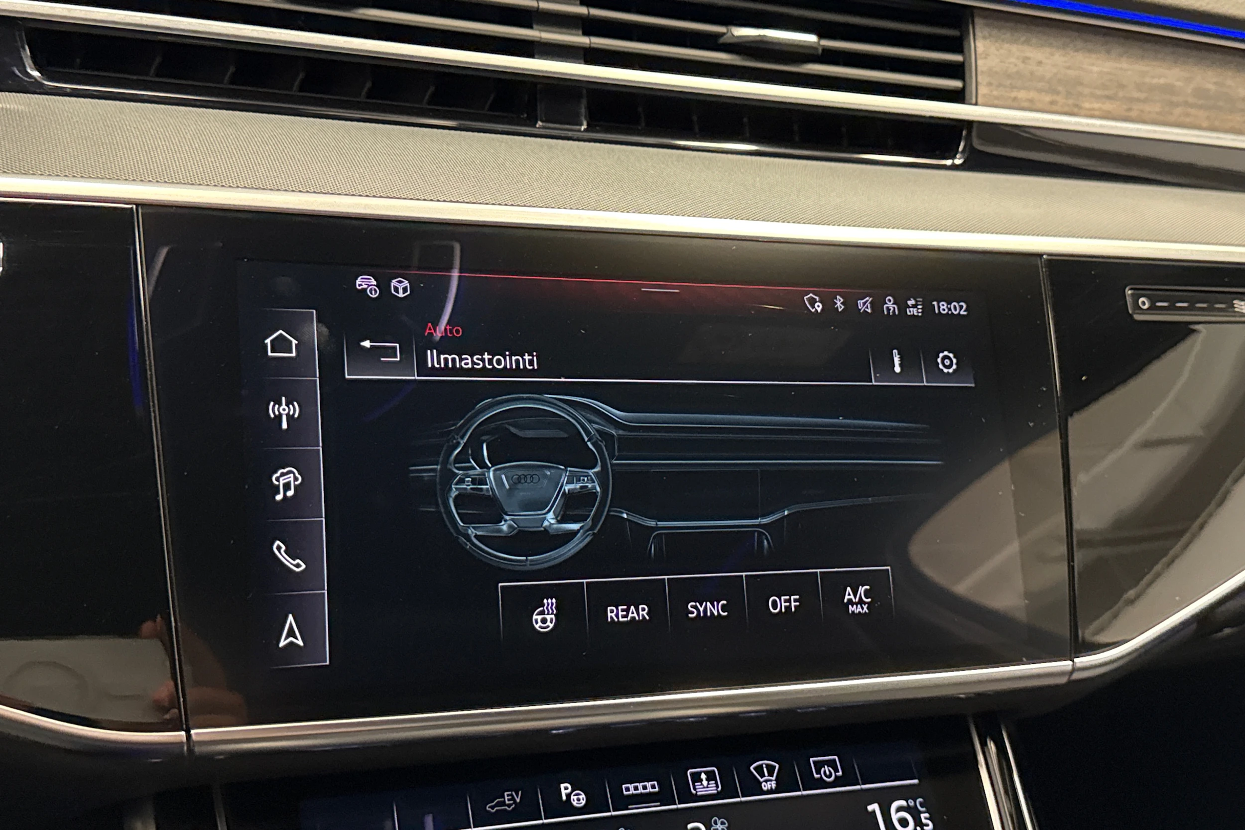 sininen Audi A8 2025 kuva 23.