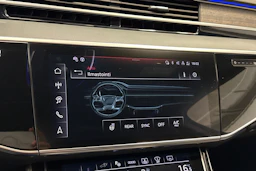 sininen Audi A8 2025 kuva 23.