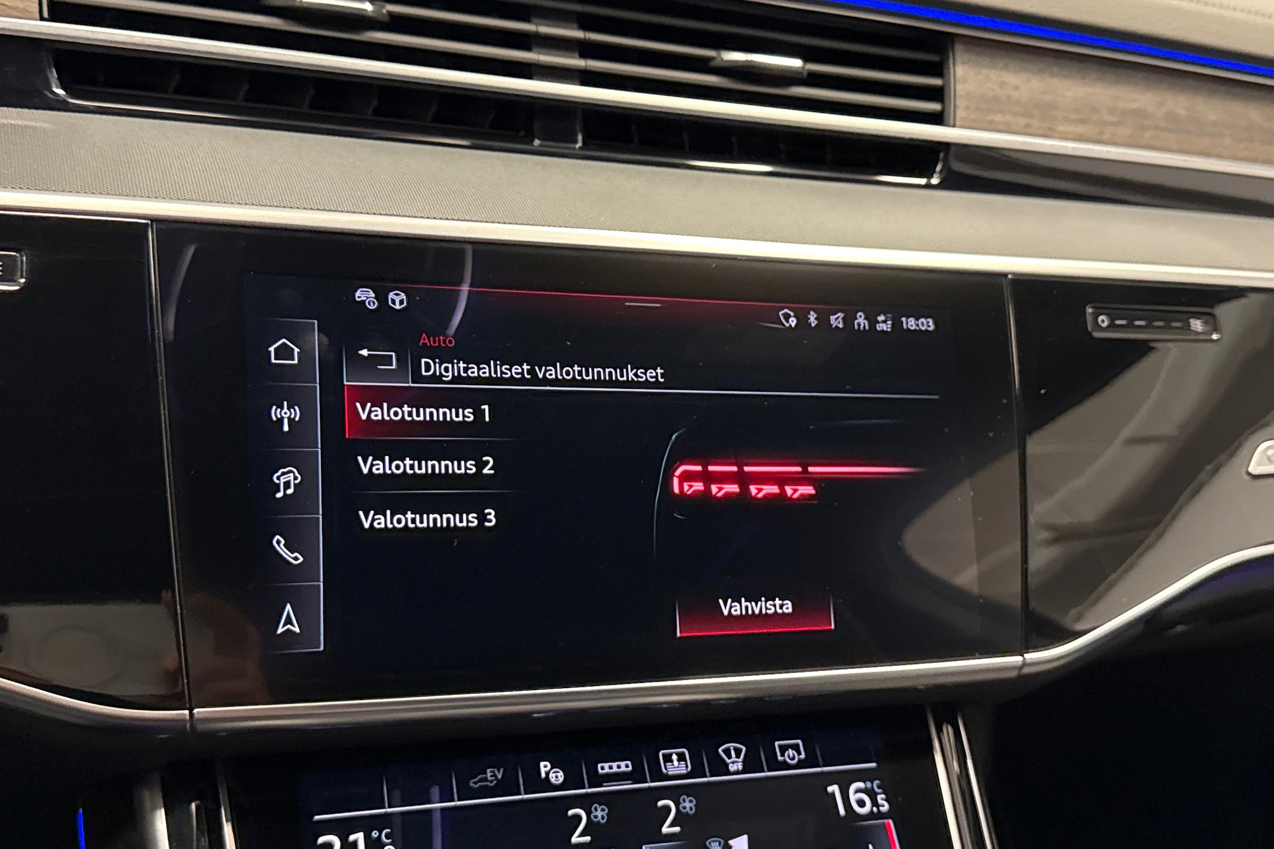 sininen Audi A8 2025 kuva 26.