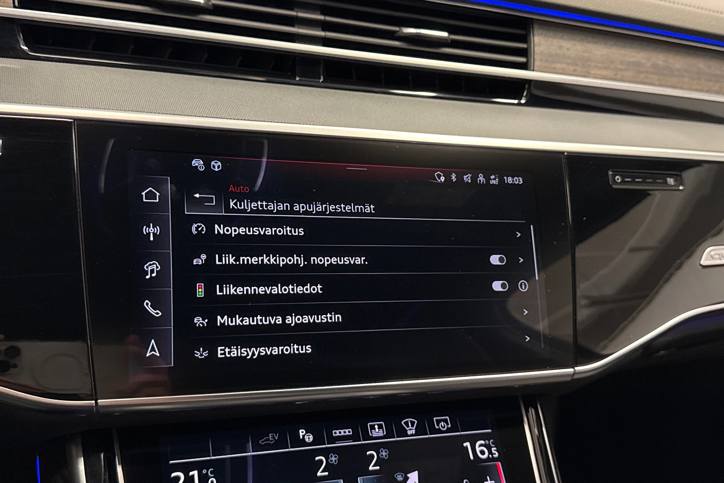 sininen Audi A8 2025 kuva 27.
