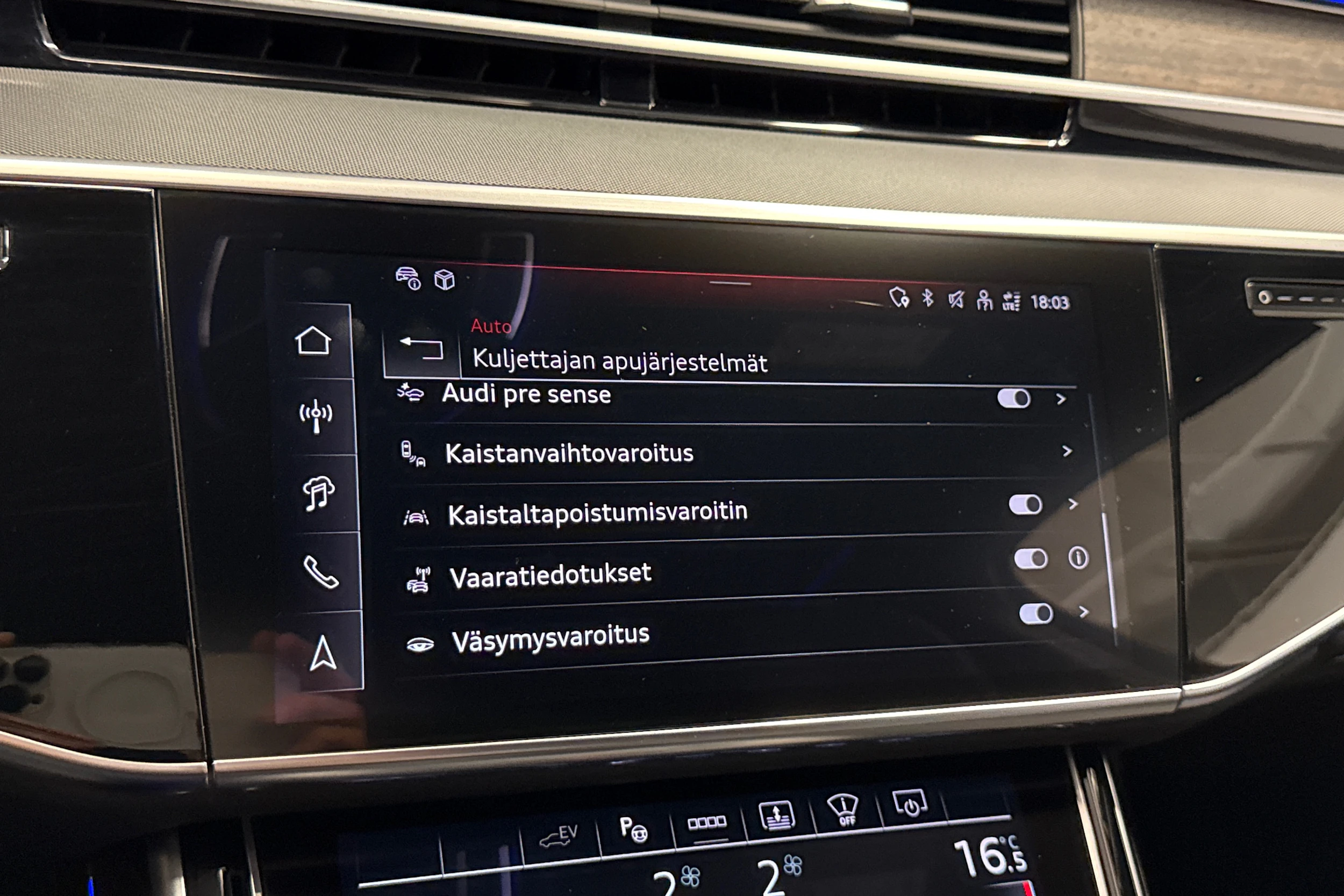 sininen Audi A8 2025 kuva 28.