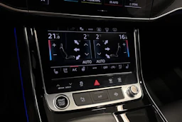 sininen Audi A8 2025 kuva 29.