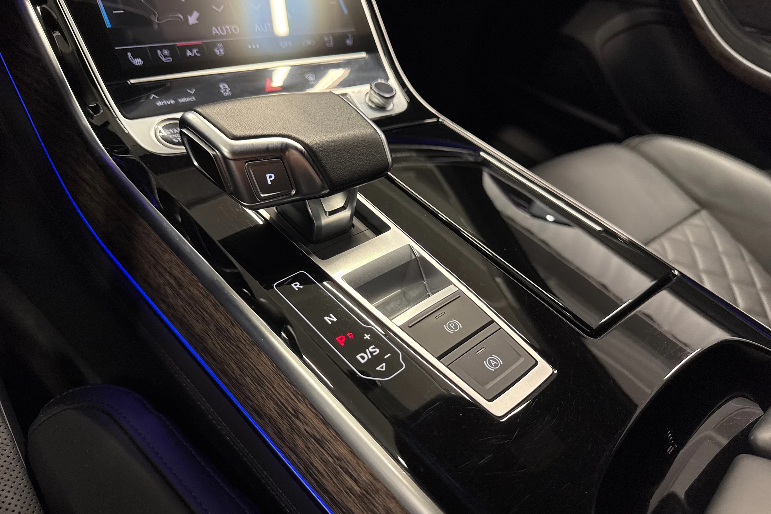 sininen Audi A8 2025 kuva 30.