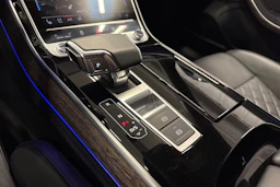 sininen Audi A8 2025 kuva 30.