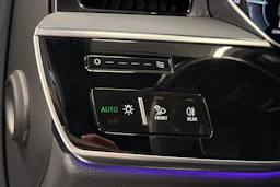 sininen Audi A8 2025 kuva 31.