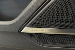 sininen Audi A8 2025 kuva 32.