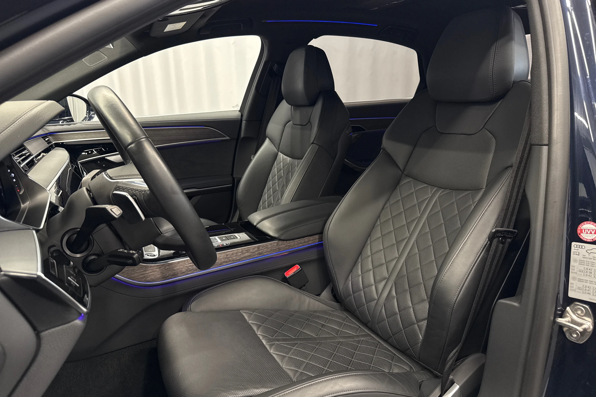 sininen Audi A8 2025 kuva 33.