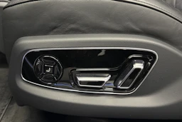 sininen Audi A8 2025 kuva 34.