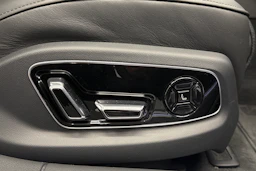 sininen Audi A8 2025 kuva 35.