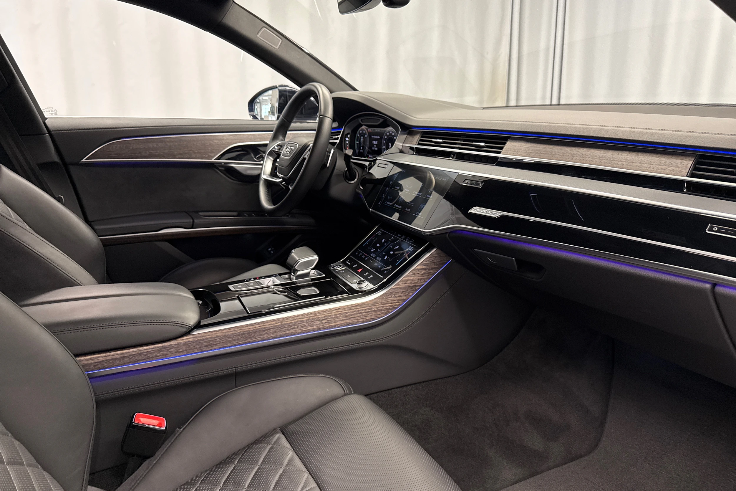 sininen Audi A8 2025 kuva 36.