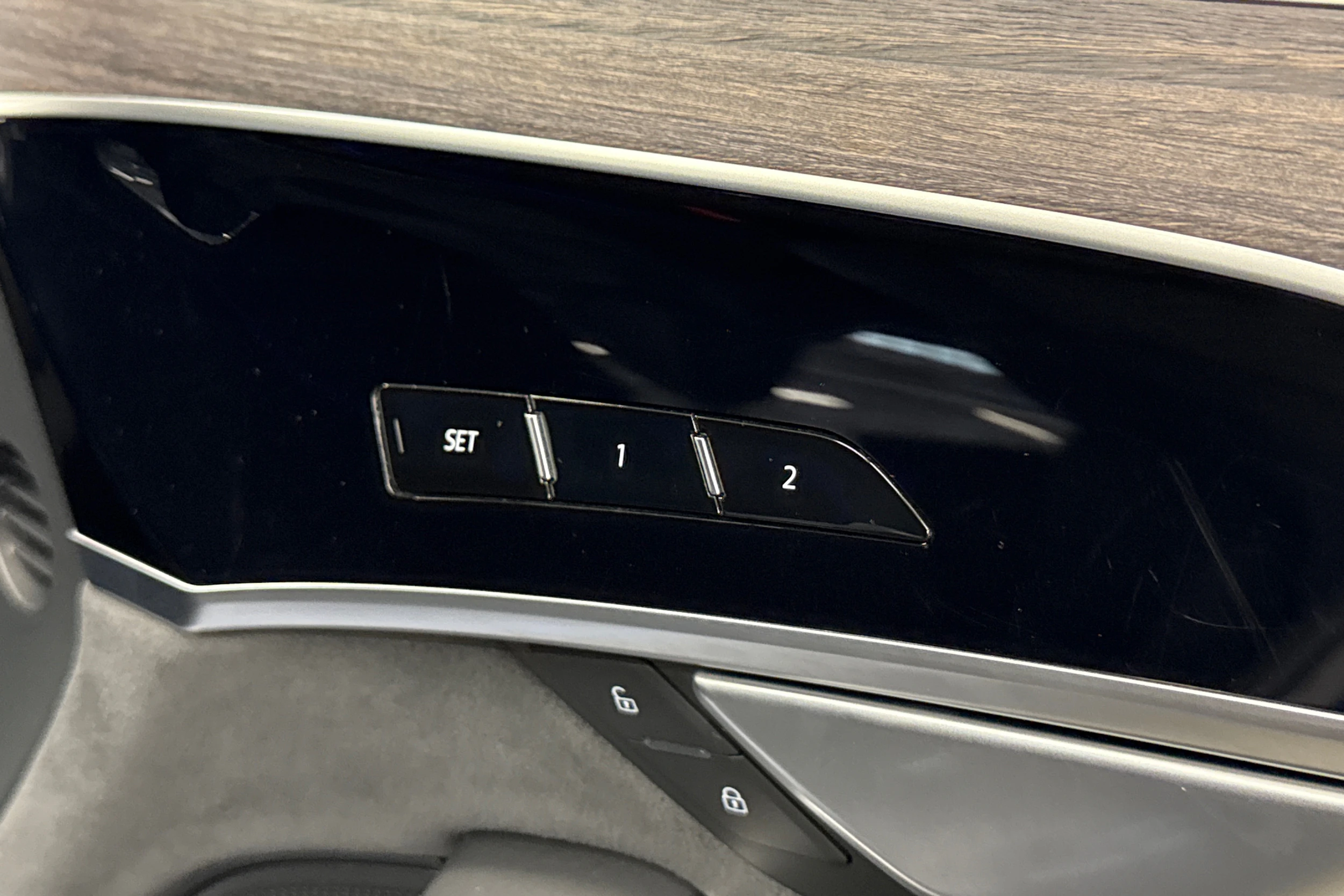 sininen Audi A8 2025 kuva 37.