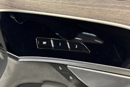 sininen Audi A8 2025 kuva 37.
