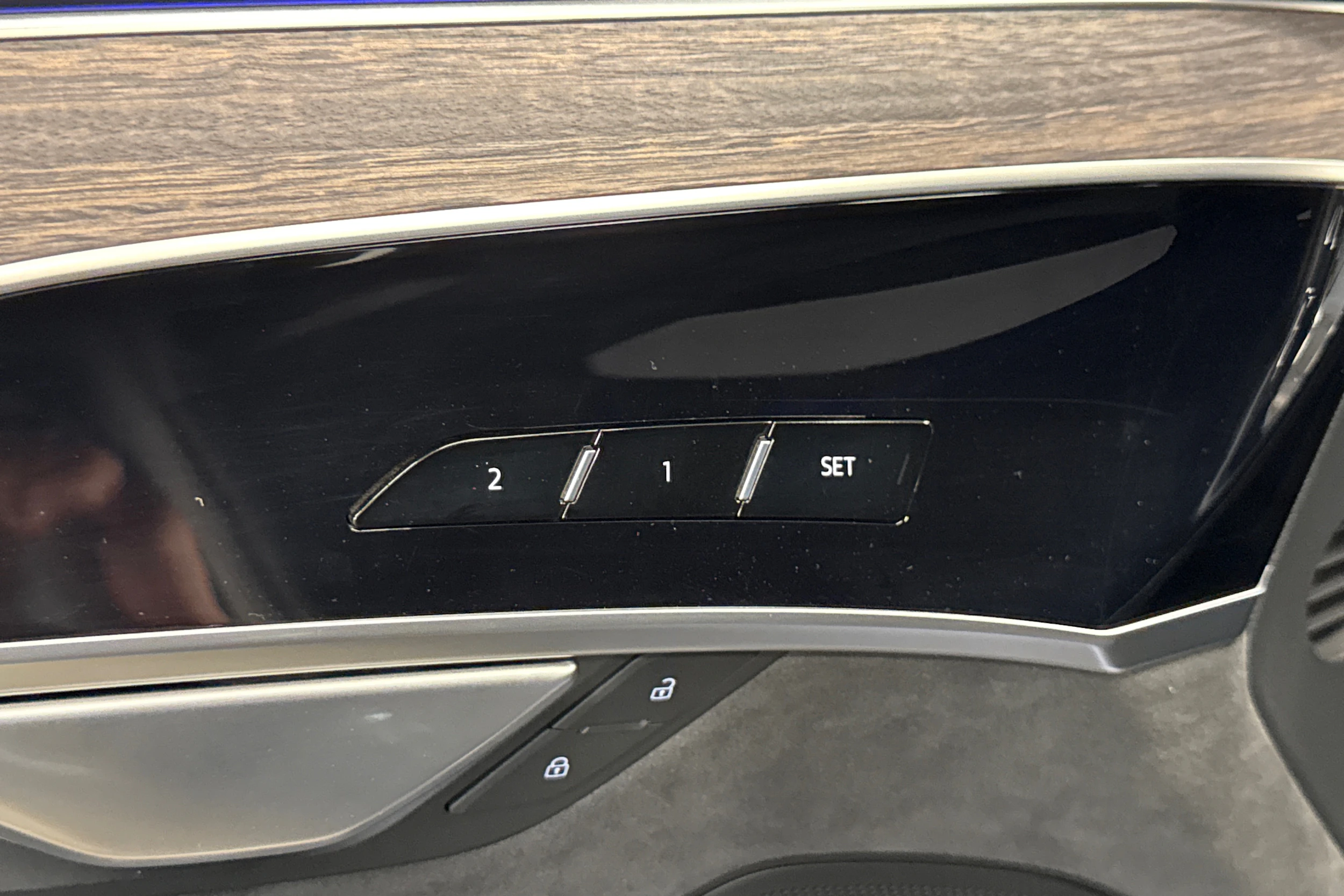 sininen Audi A8 2025 kuva 38.