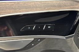 sininen Audi A8 2025 kuva 38.