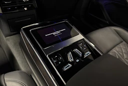 sininen Audi A8 2025 kuva 39.