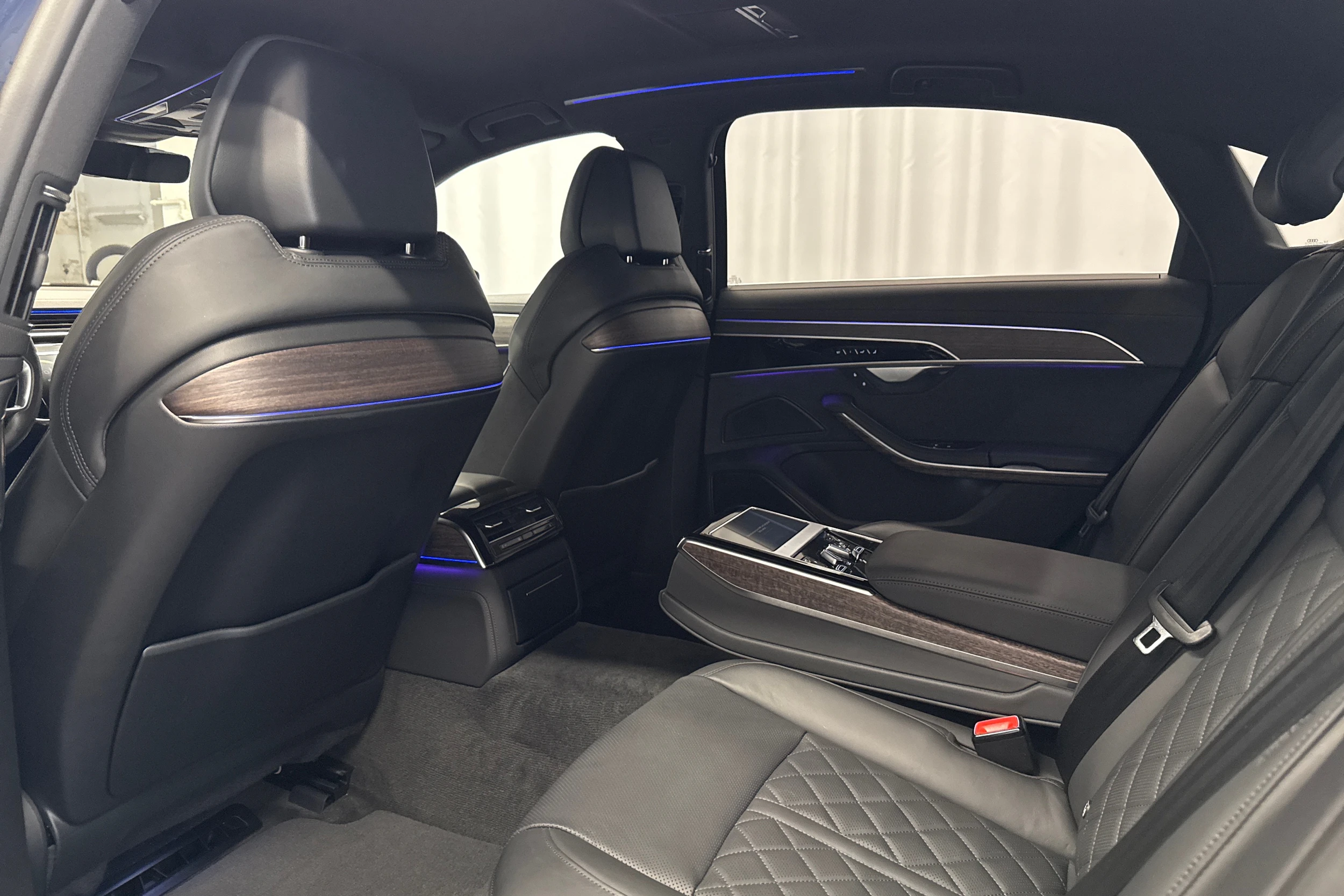 sininen Audi A8 2025 kuva 41.